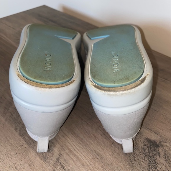 Vionic Penelope slip on sneaker in gray. Size 7.5 - Picture 13 of 13